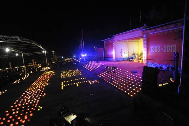 Lung linh hoa dang trong le cau an Yen Tu hinh anh