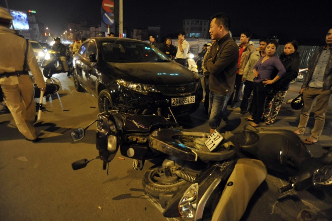 Xe hop tong 2 nguoi lon, 1 tre em cho den do giua thu do hinh anh