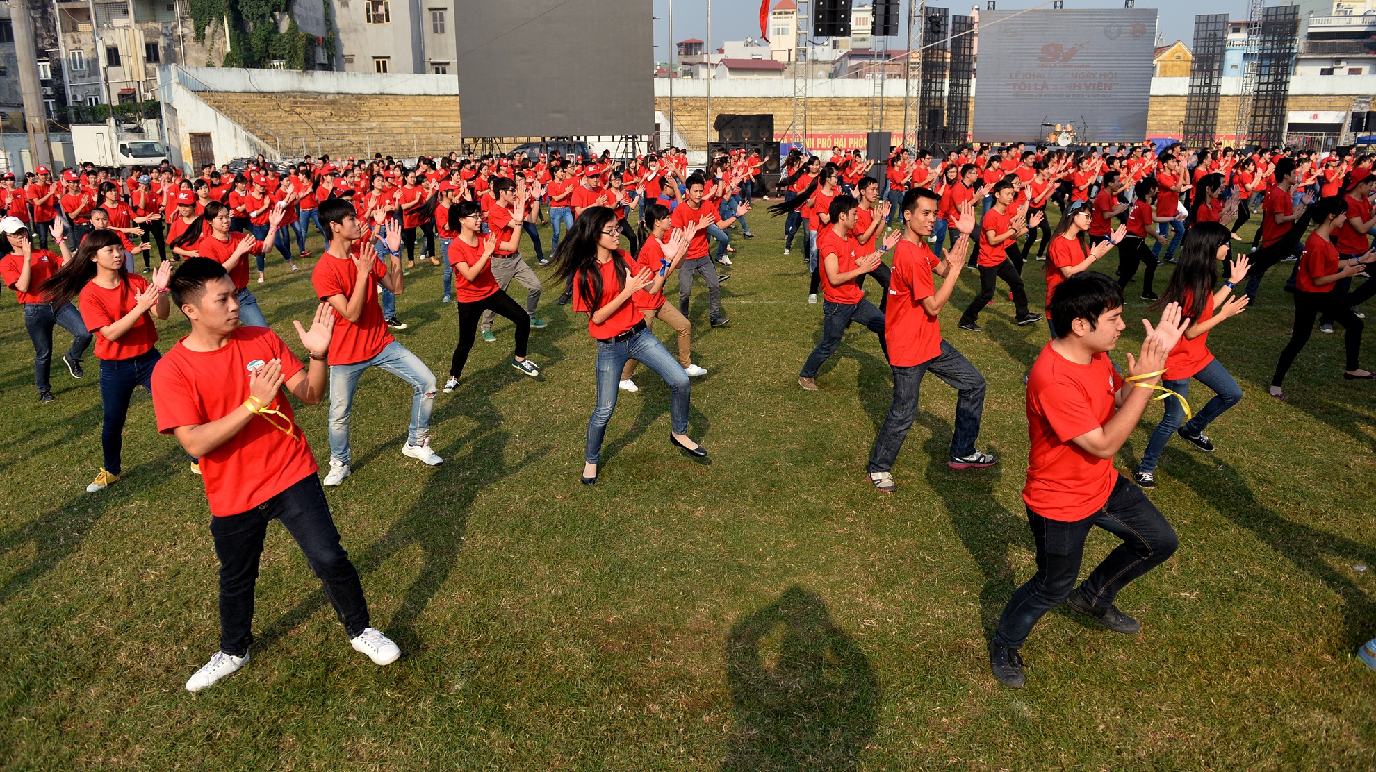 Hang ngan ban tre dat cang nhay flashmob hinh anh