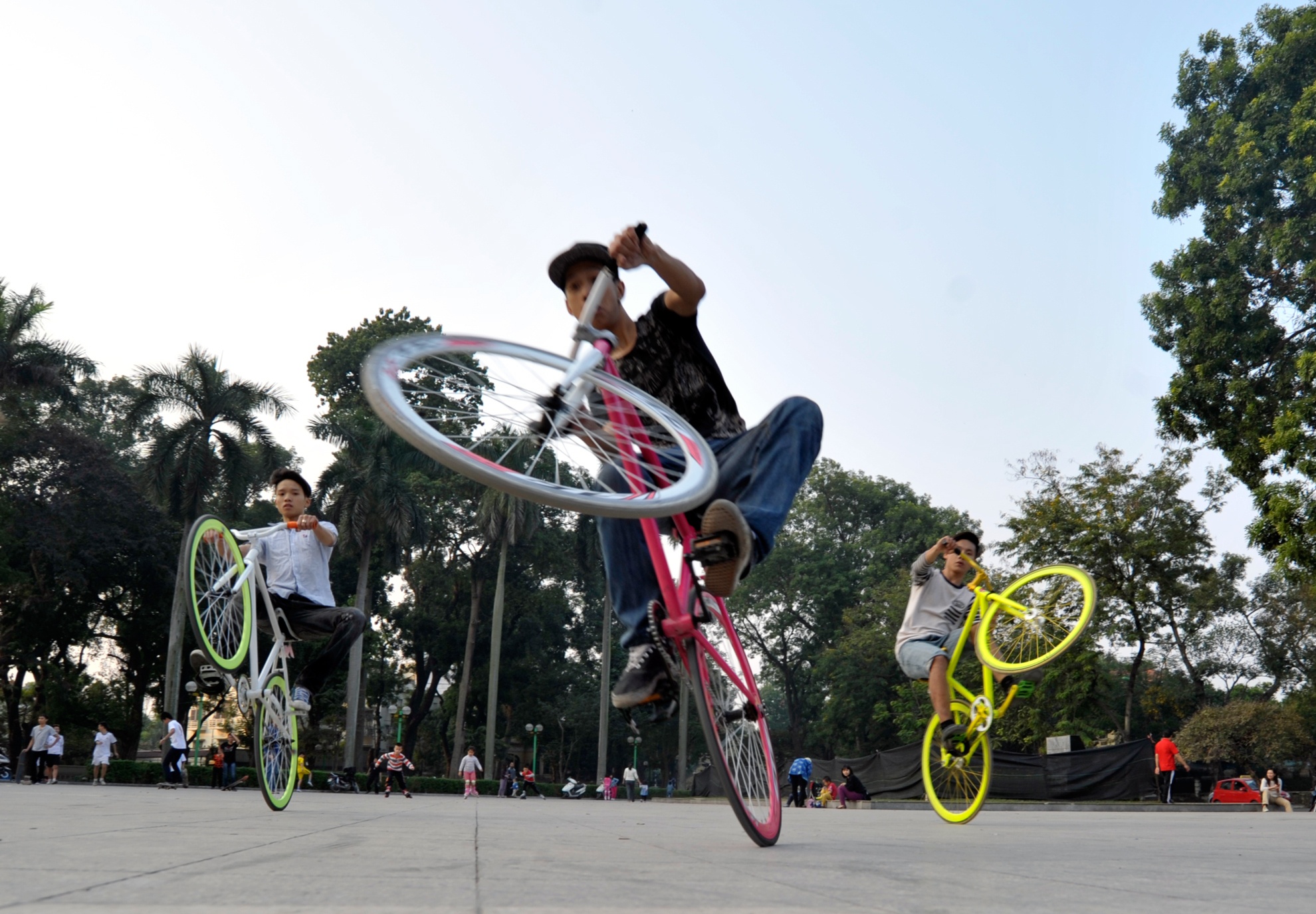 Nhung pha boc dau tren xe dap mao hiem cua teen Ha thanh hinh anh