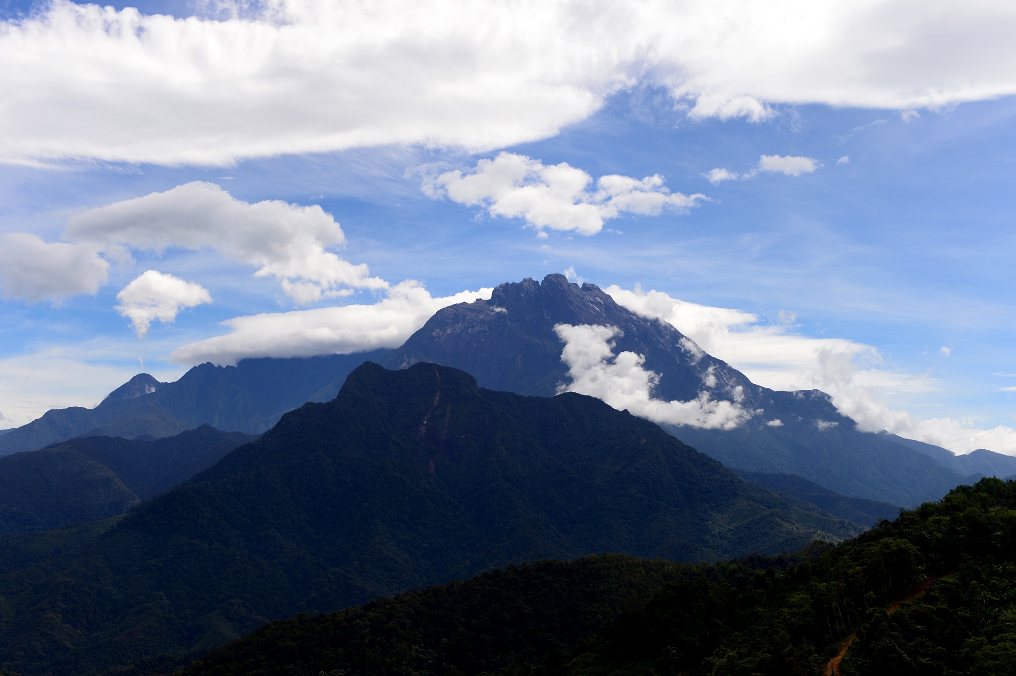 Can canh dinh nui cao nhat Dong Nam A hinh anh