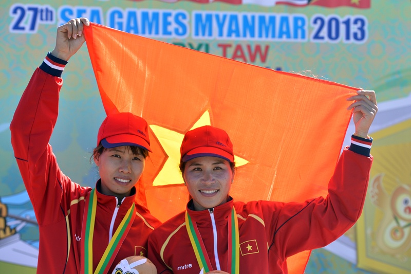 Hai co gai vang rowing phan khich tren buc nhan huy chuong hinh anh