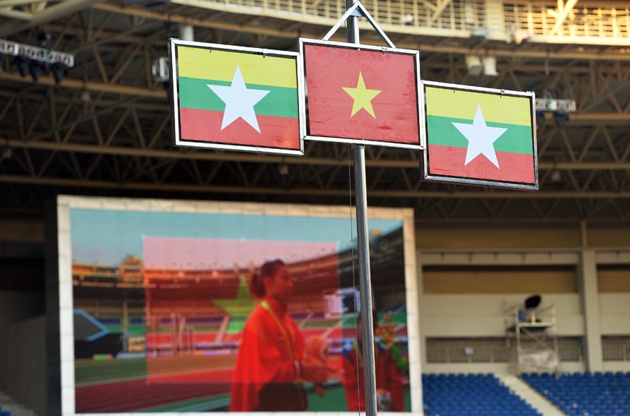 Vang ve toi tap, dien kinh hat vang Quoc ca o Myanmar hinh anh