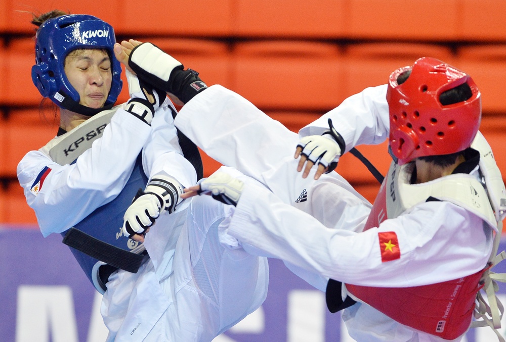 Vo si Viet danh doi thu guc nga lien tiep nhung van thua hinh anh