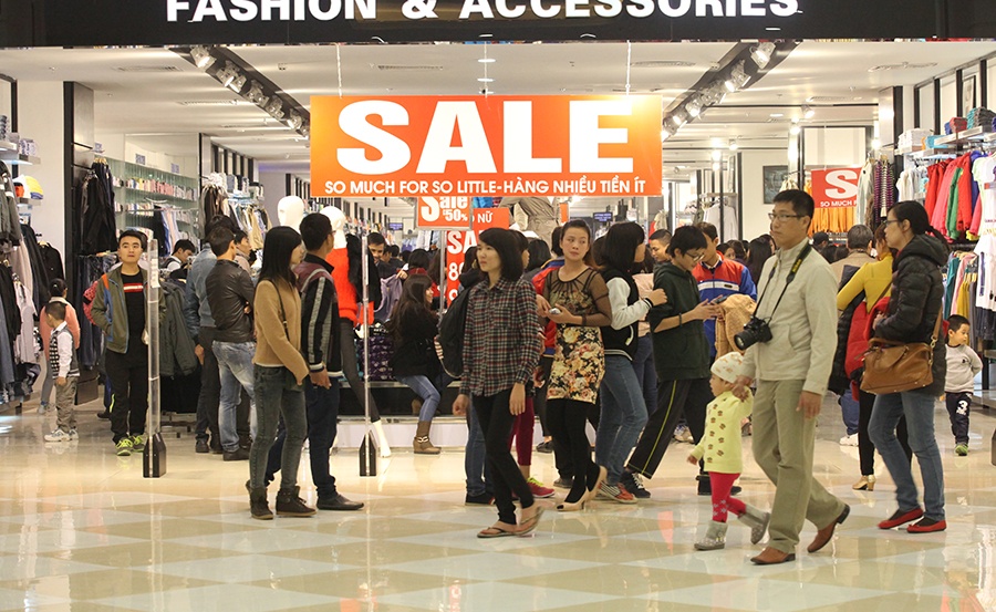 Trung tam thuong mai dong duc nguoi mua ngay dau nam hinh anh
