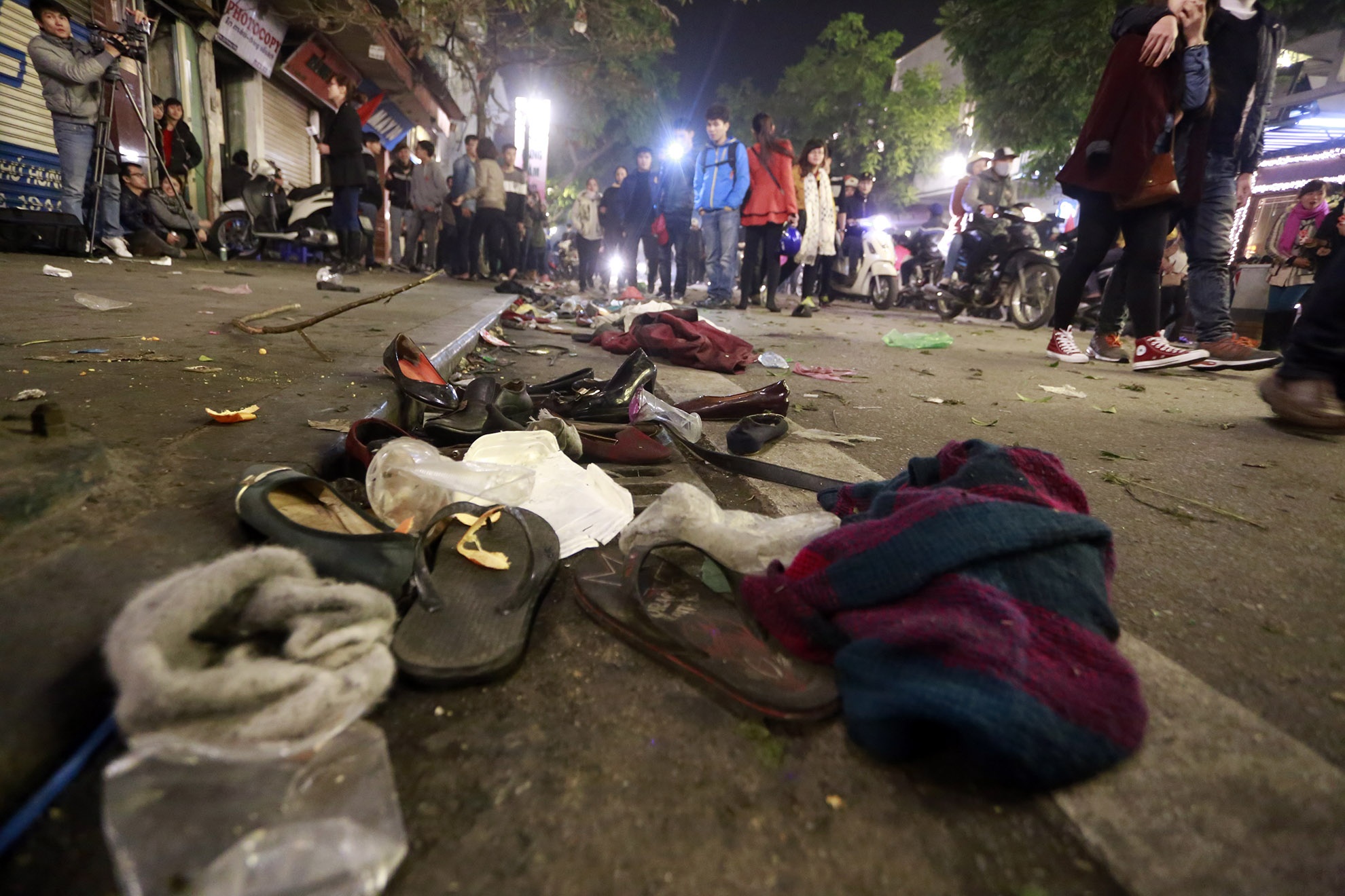 Giay dep vang lac chu chat dong sau chen lan don giao thua hinh anh