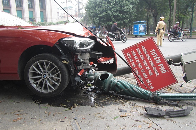 Xe BMW huc do cot den, mot nguoi bi thuong hinh anh