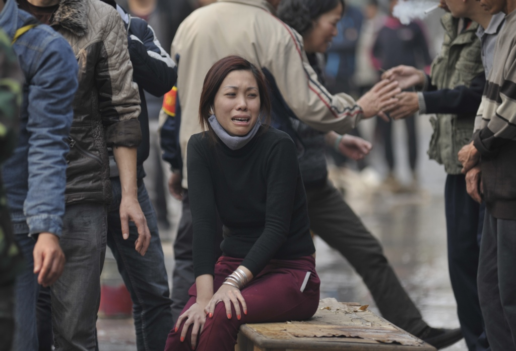 Gan tram canh sat, quan doi chua chay kho tap hoa o Ha Noi hinh anh