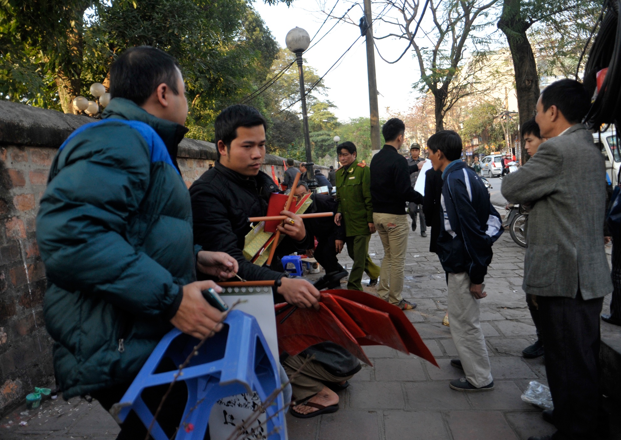 Ong do cap chu chay khi bi duoi khoi via he hinh anh