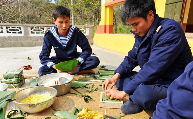 Linh Hai quan dao tien tieu goi banh chung don Tet hinh anh