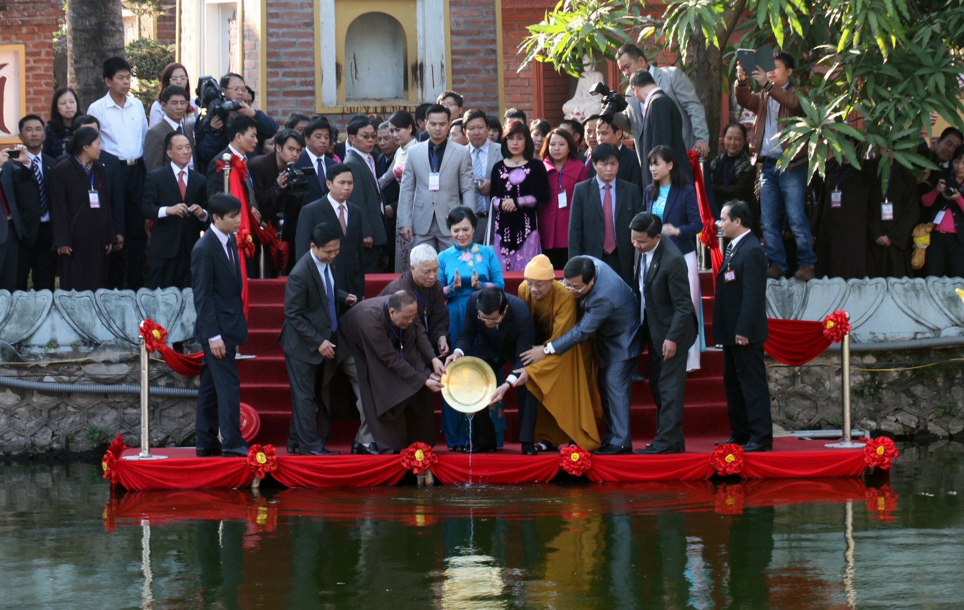 Chu tich nuoc tha ca chep tai chua Tran Quoc hinh anh