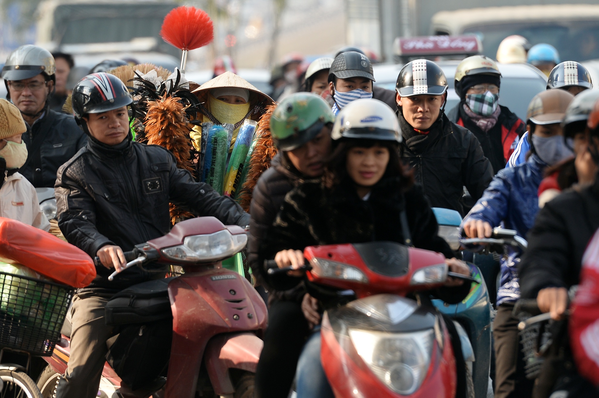 Cho hang ra duong nhu danh vat trong ngay can Tet hinh anh