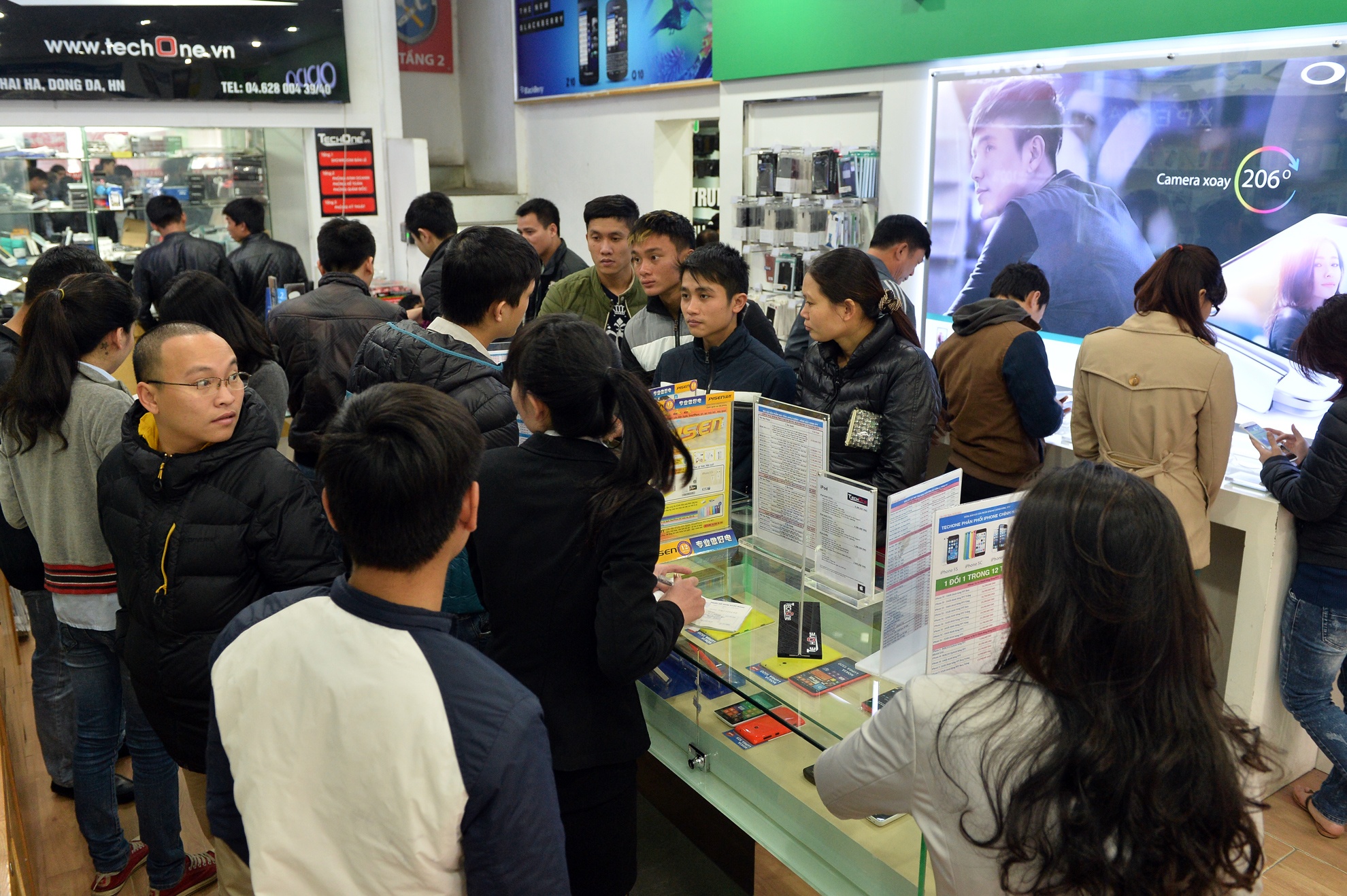 Xe may, dien thoai ban chay trong ngay cuoi tuan can Tet hinh anh