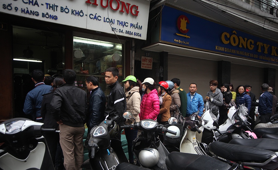 Nguoi dan xep hang mua gio cha o pho co Ha Noi hinh anh