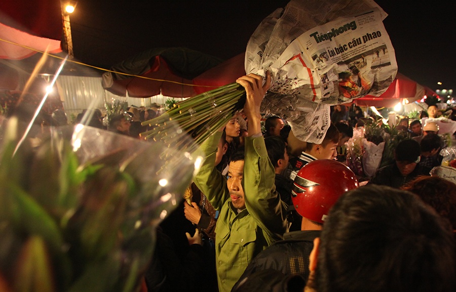 Nghin nguoi di mua hoa Tet luc nua dem o Ha Noi hinh anh