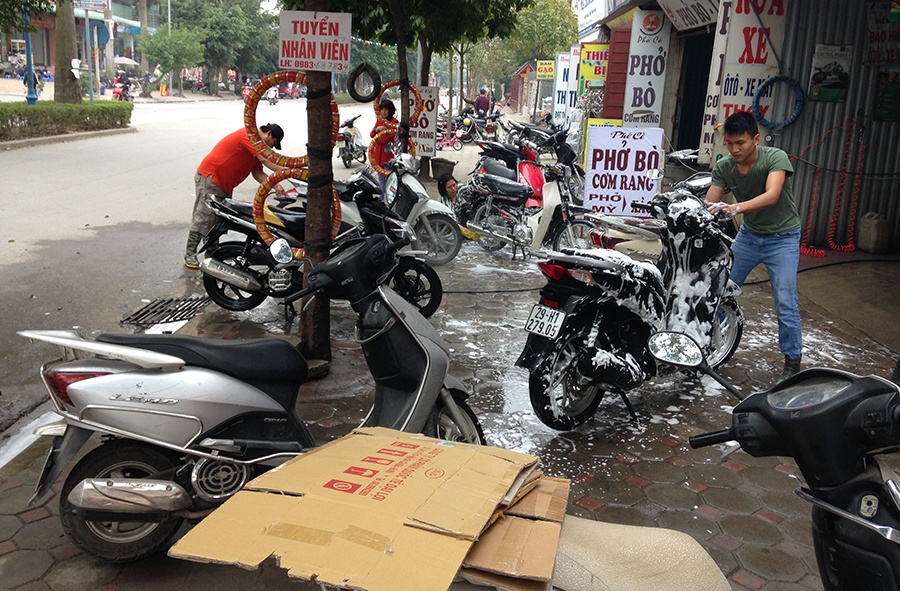 Chieu cuoi nam rua xe may 50.000 dong/chiec hinh anh