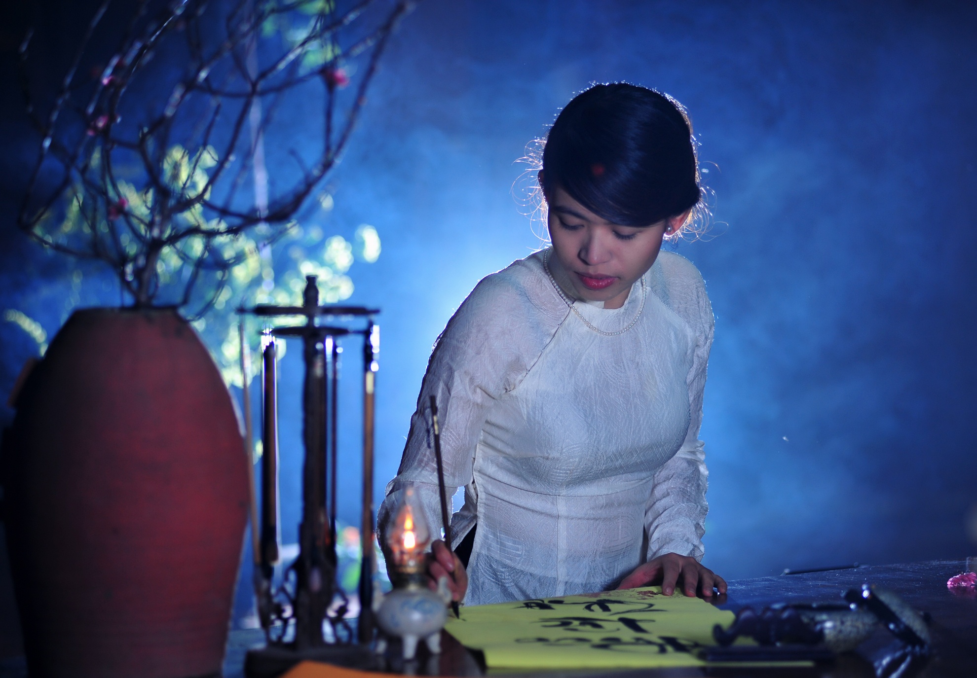 Nu thac si tre viet thu phap o pho ong Do hinh anh