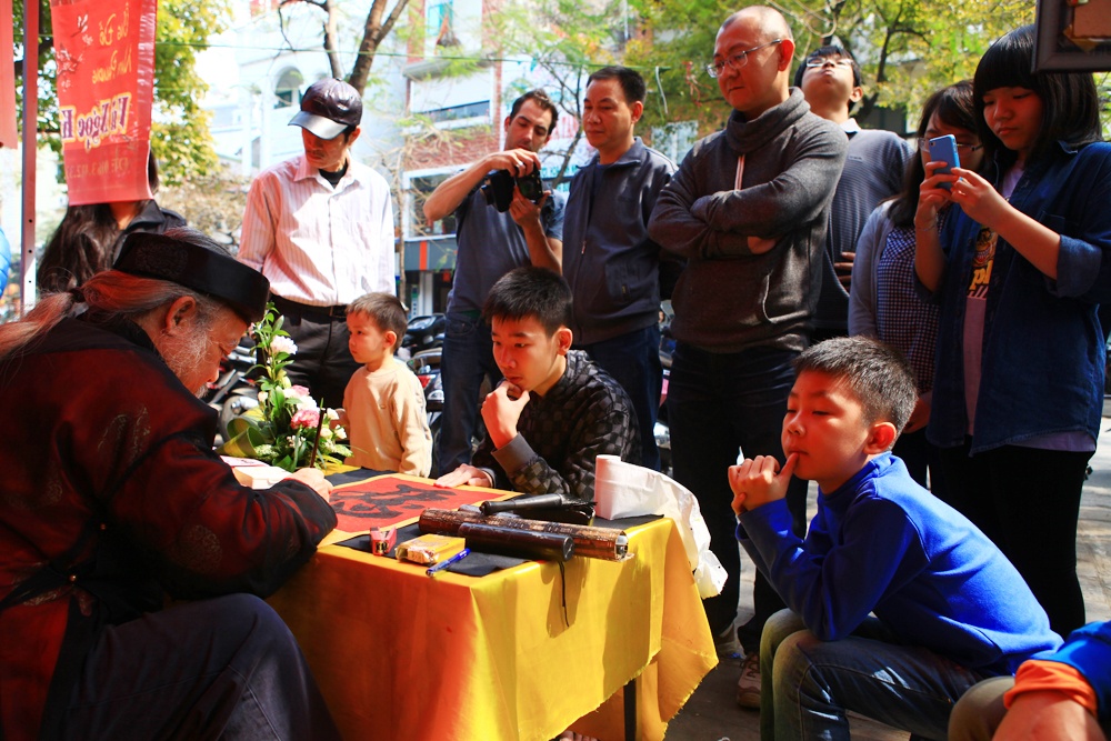 Chen chan xin chu thu phap chieu 30 Tet hinh anh