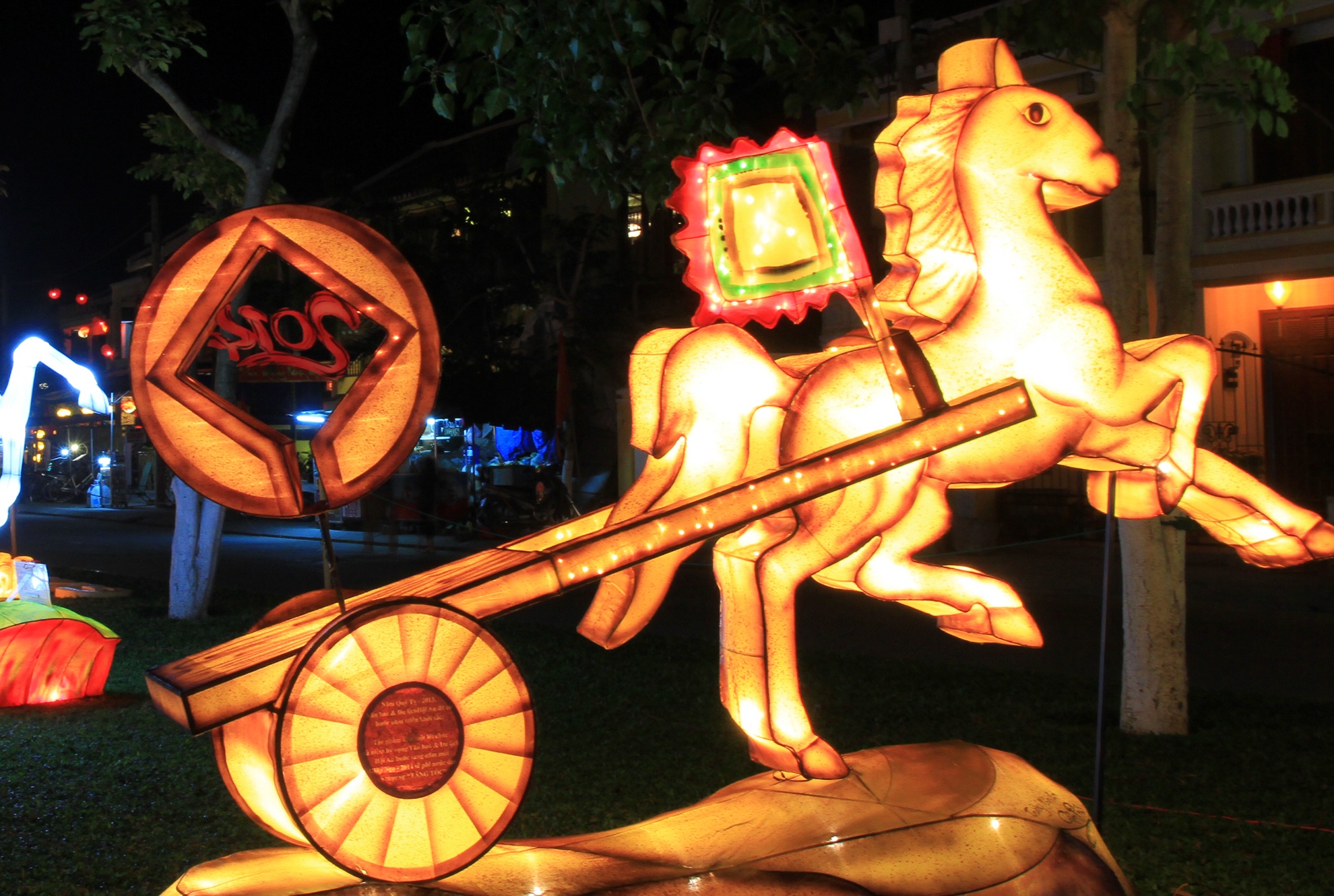 Den long con ngua sang ruc pho co Hoi An hinh anh