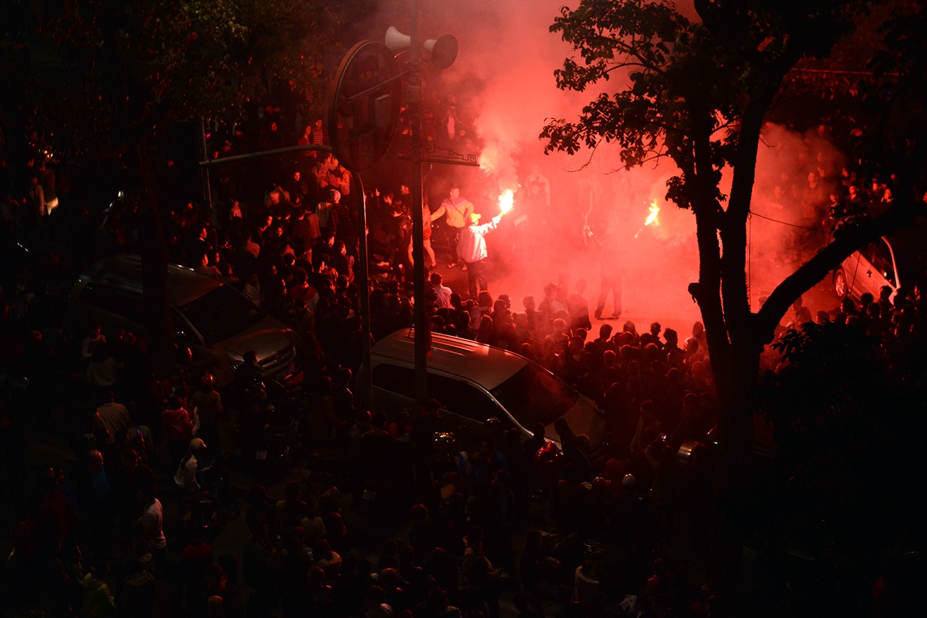 Gioi tre dot phao sang, xa rac sau giao thua hinh anh