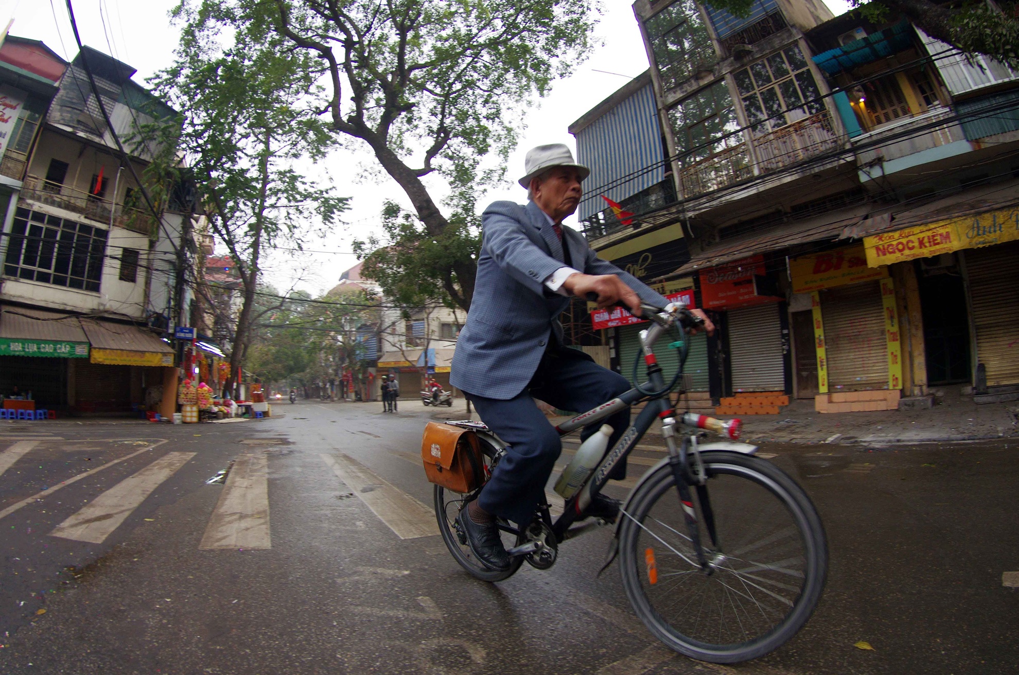 Pho phuong Ha Noi vang lang sang mung 1 Tet hinh anh