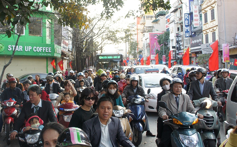 Ha Noi tac duong ngay buoi chieu dau nam hinh anh