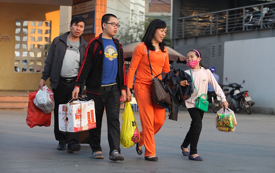 Nguoi dan tro lai thu do sau ky nghi Tet hinh anh