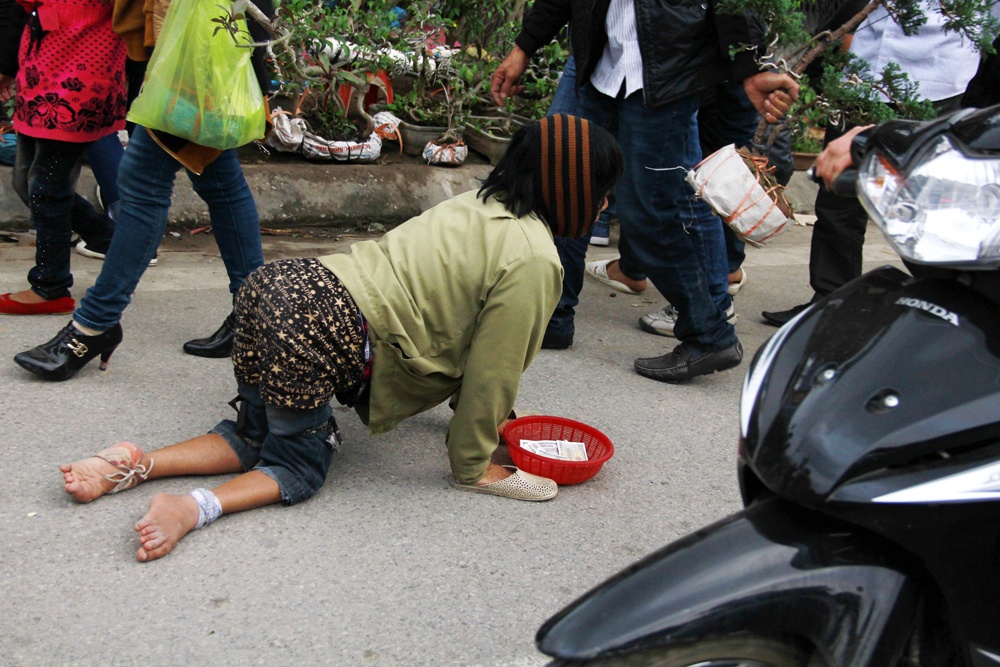 Cai bang lan le bo toai xin tien o le hoi Phu Day hinh anh