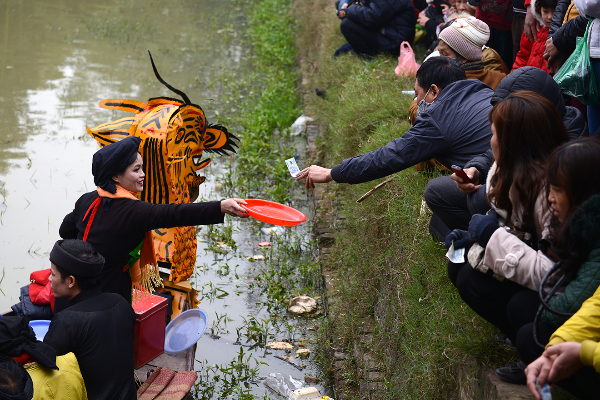 Nhet tien vao tay tuong Phat, hat quan ho xin tien o hoi Lim hinh anh