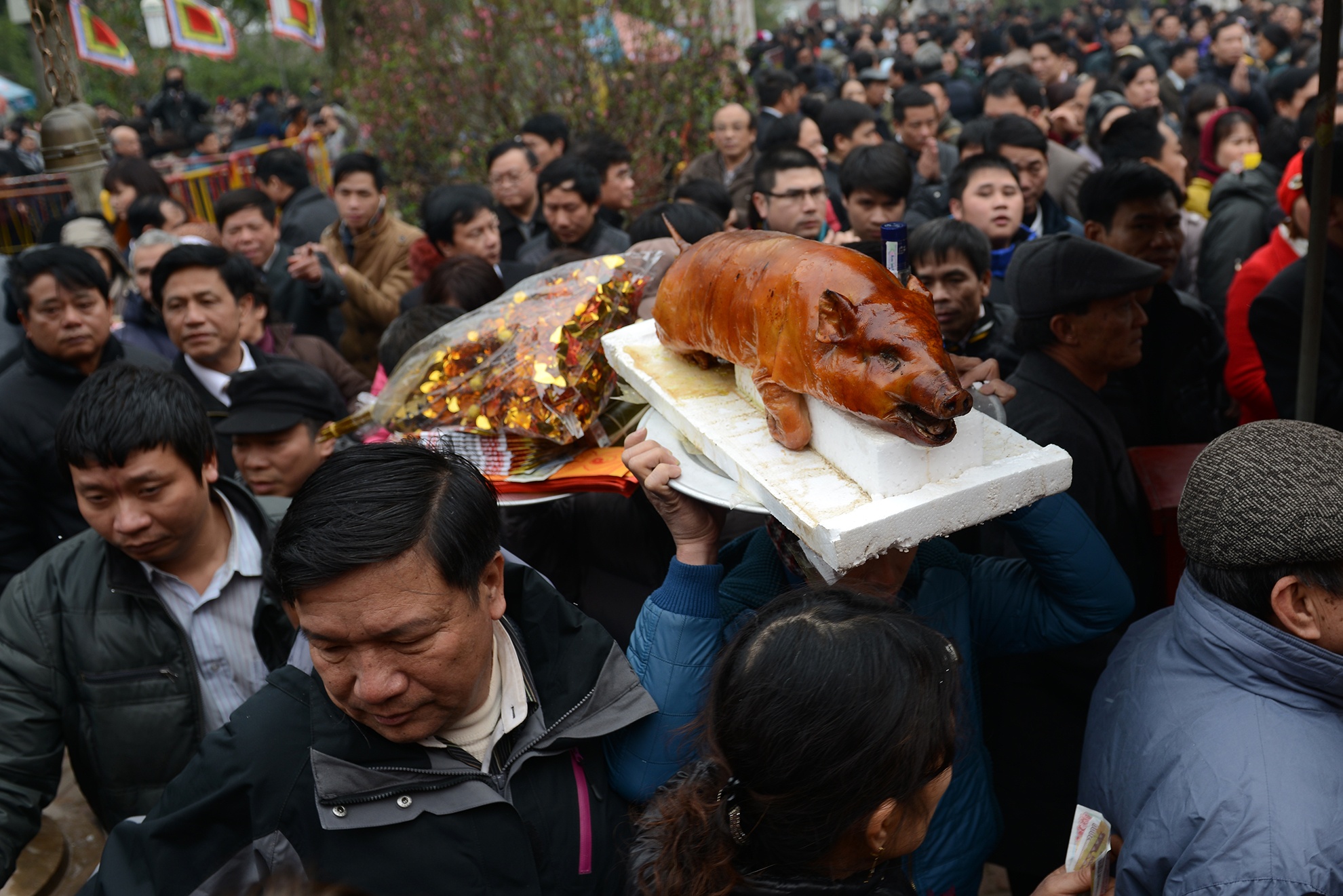 Den Tran dong nghet truoc gio khai an hinh anh