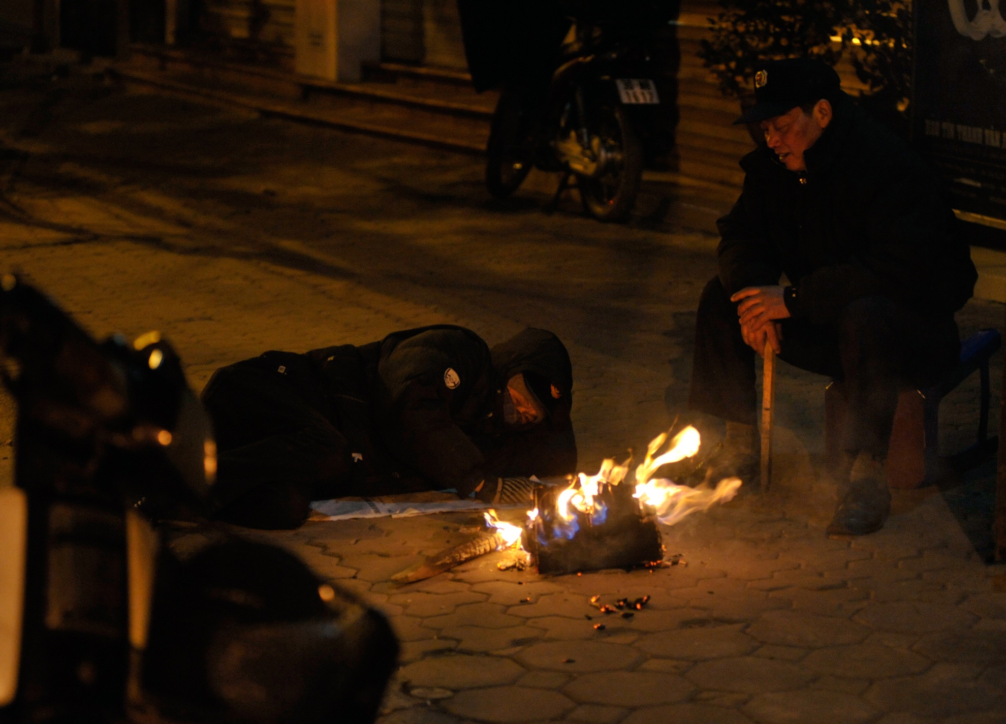 Nguoi Ha Noi nam ben dong lua via he trong dem lanh hinh anh