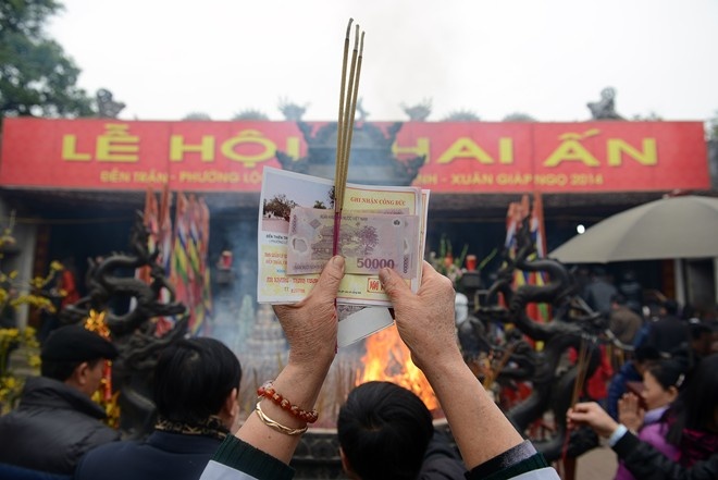 Nuom nuop nguoi do ve den Tran cho phat an hinh anh