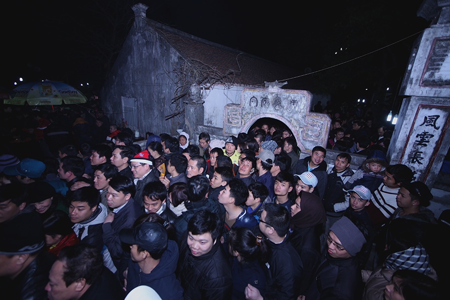 Hang nghin nguoi chen lan dem khai an den Tran hinh anh