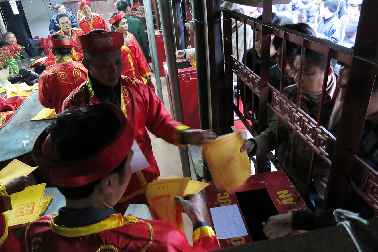 Cho doi xin an den Tran tu sang som hinh anh