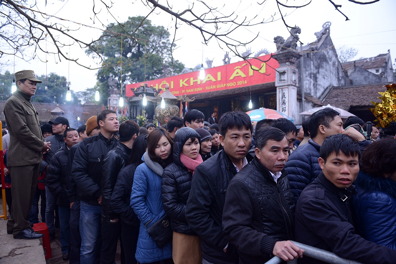 Hang nghin nguoi xep hang trong gia ret cho xin an den Tran hinh anh