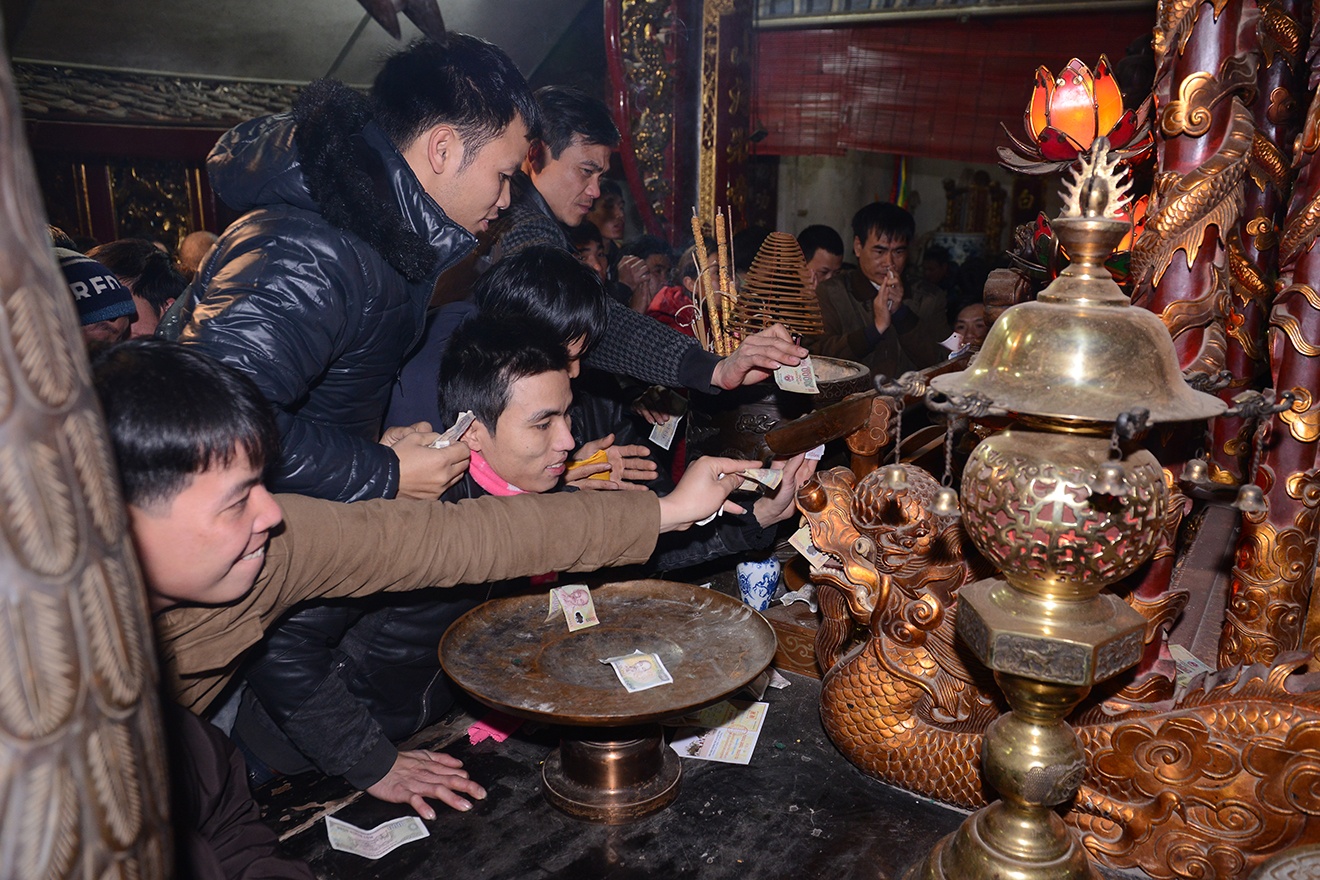 Tranh nhau rut hoa loc dem khai an den Tran hinh anh