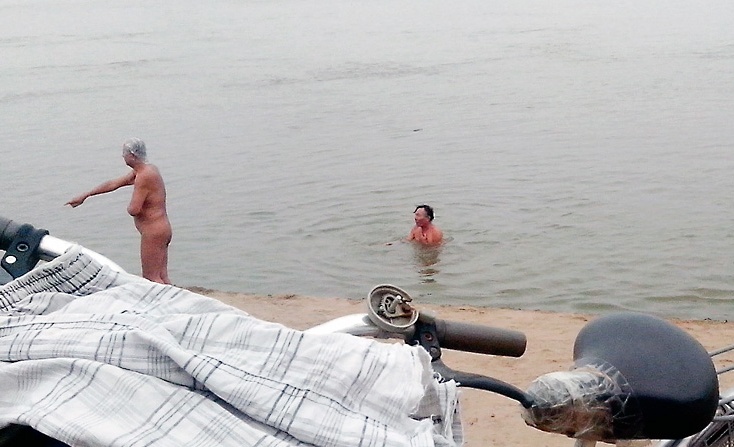 Nguoi Ha Noi ra song tam tien trong gia ret 12 do C hinh anh