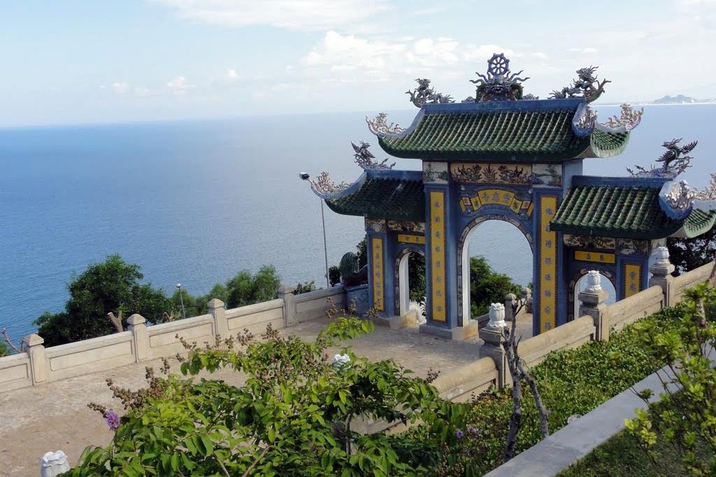Ngoi chua lon nhat Da Nang o dinh Son Tra hinh anh