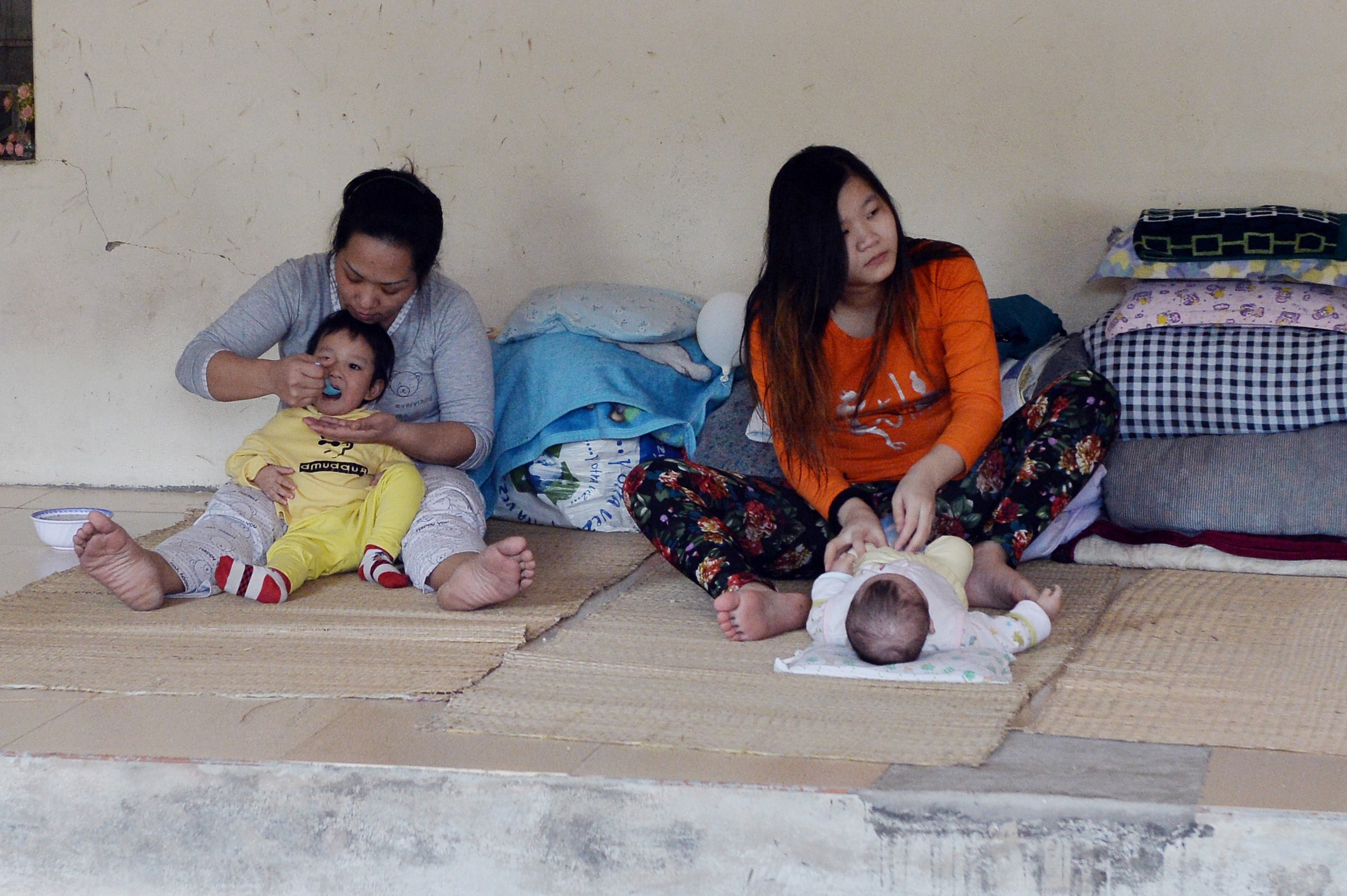 Nhung dua tre ra doi trong trai giam hinh anh