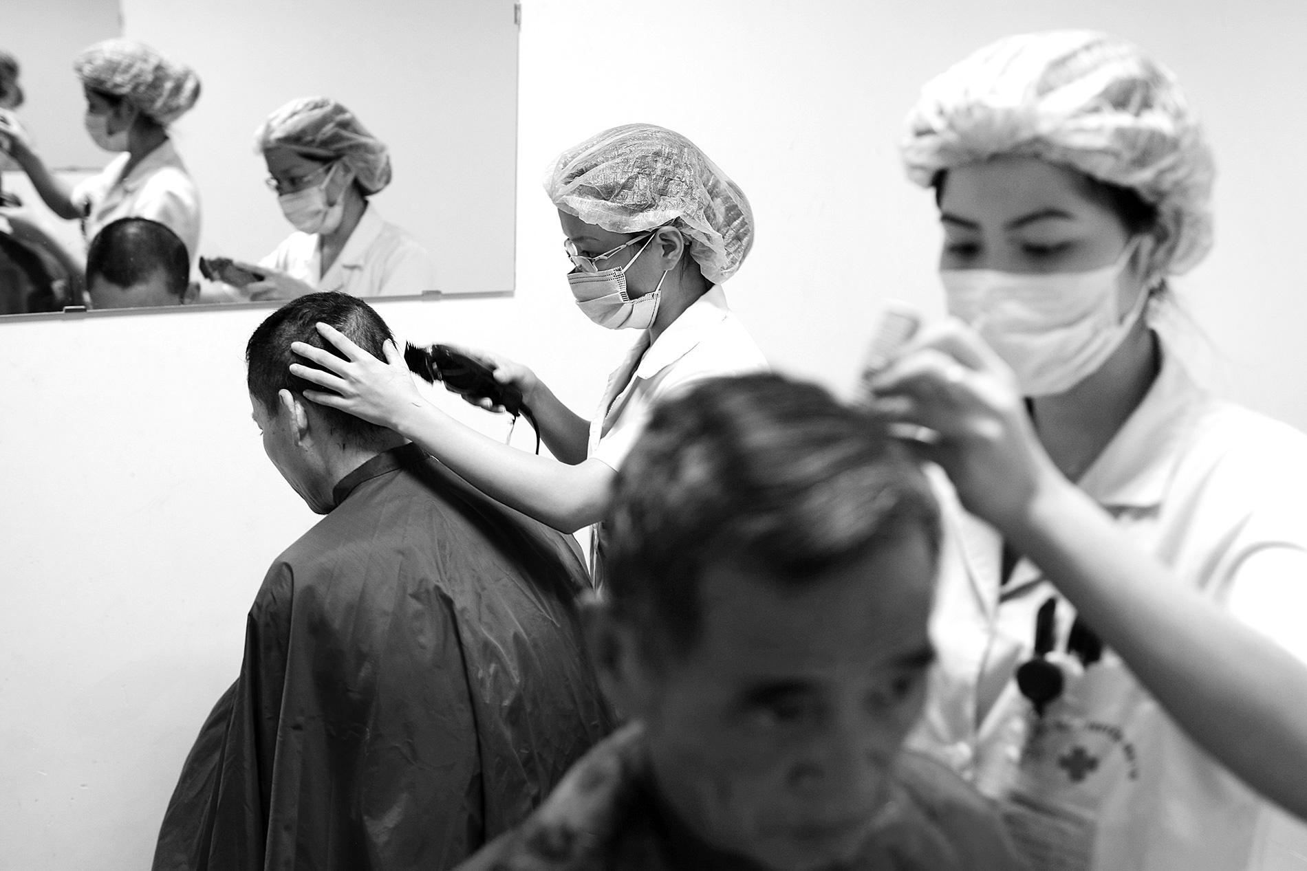 Nhung cay keo vang mac ao blouse trang o Ha Noi hinh anh