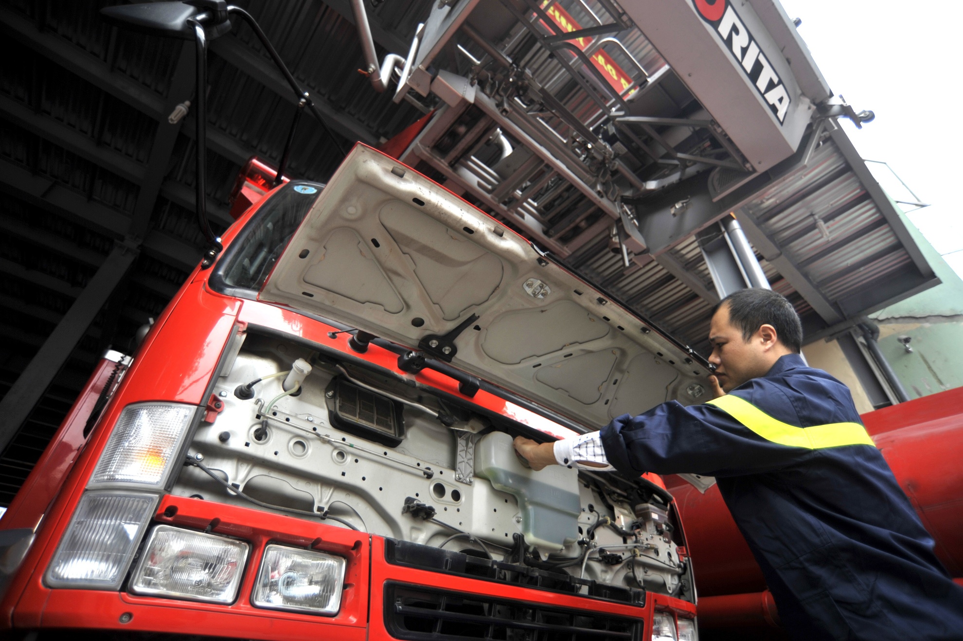 Mot ngay lam 'vo' cua chang linh cuu hoa hinh anh