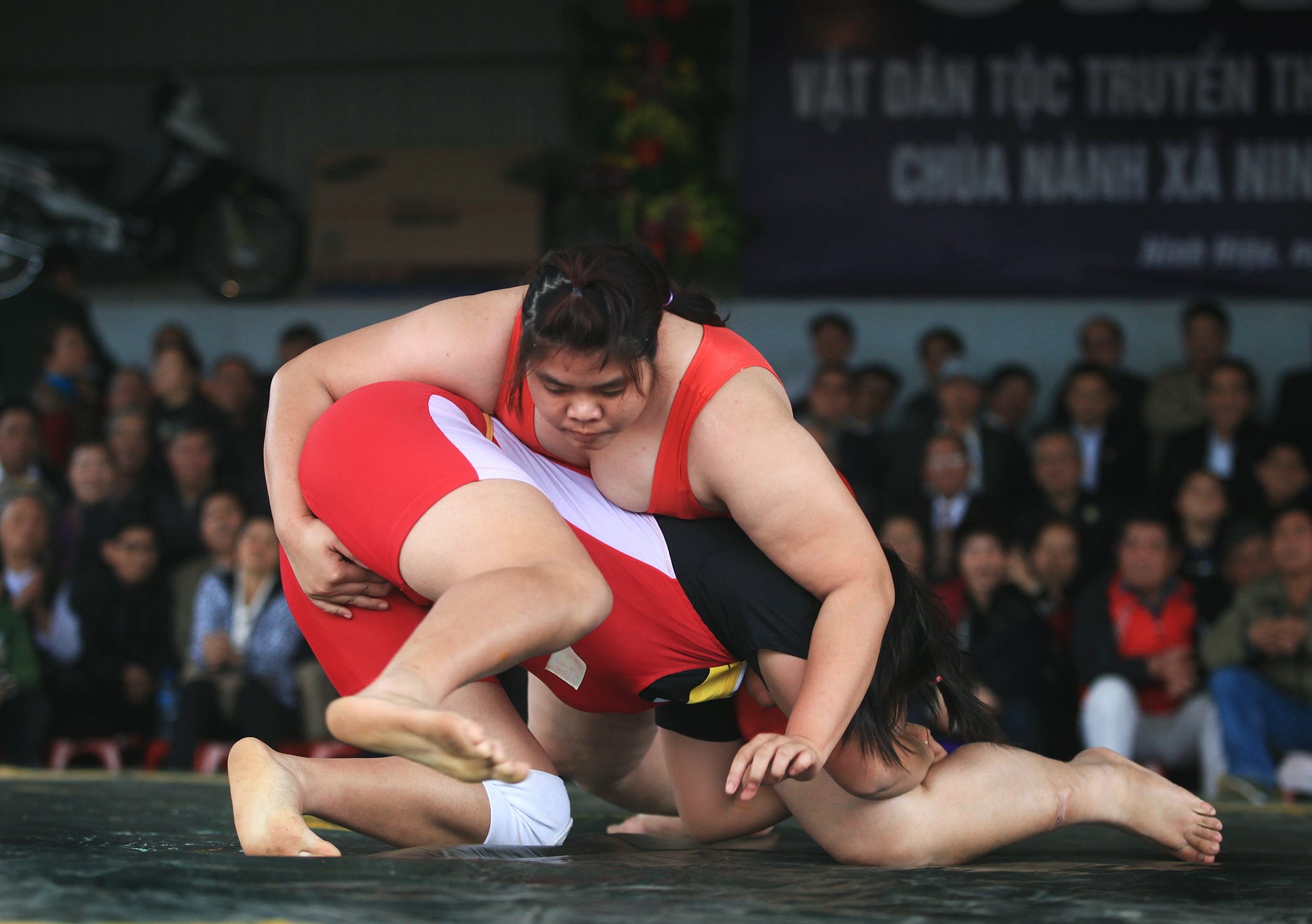 Nu do vat 106kg de bep hang loat doi thu hinh anh