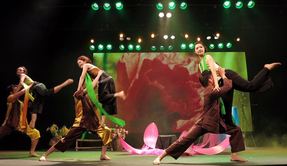 Nu sinh Ha thanh thi mua hinh anh