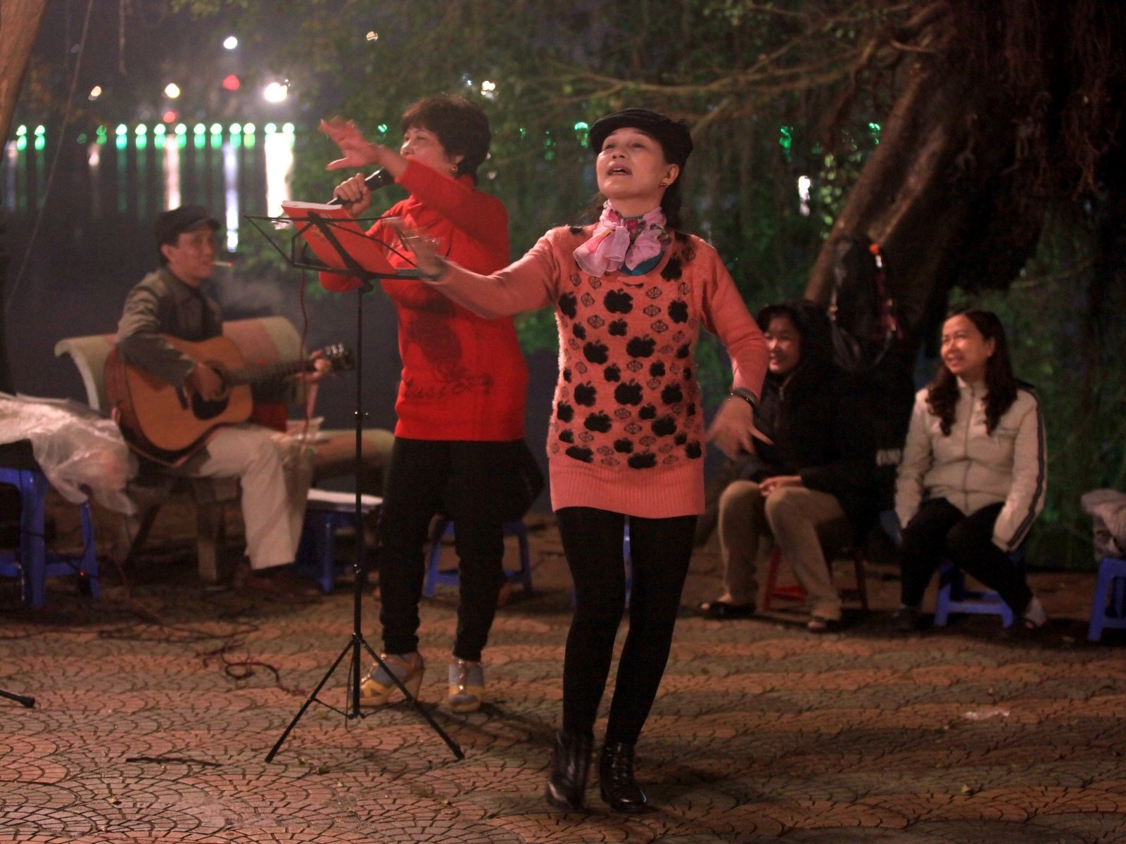 Dan hat o ho Guom hinh anh