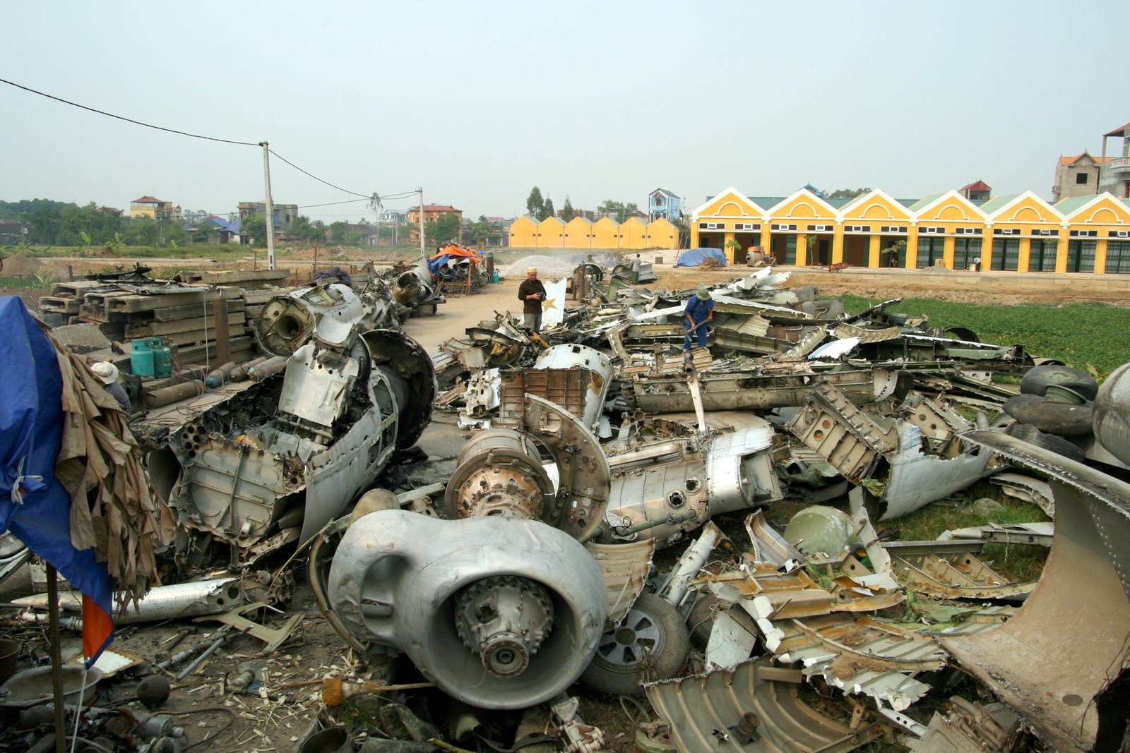 Nghia dia may bay, xe quan su o Viet Nam hinh anh