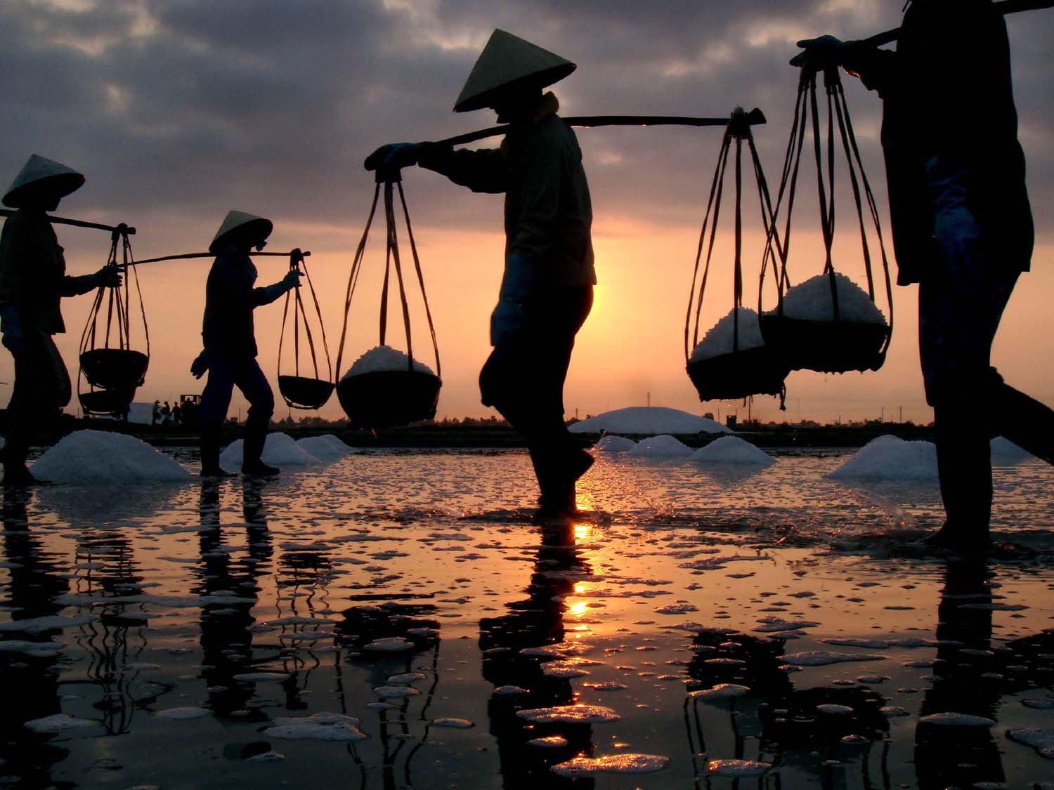 Nhung nguoi phu nu lam viec nang tren dong muoi Hon Khoi hinh anh