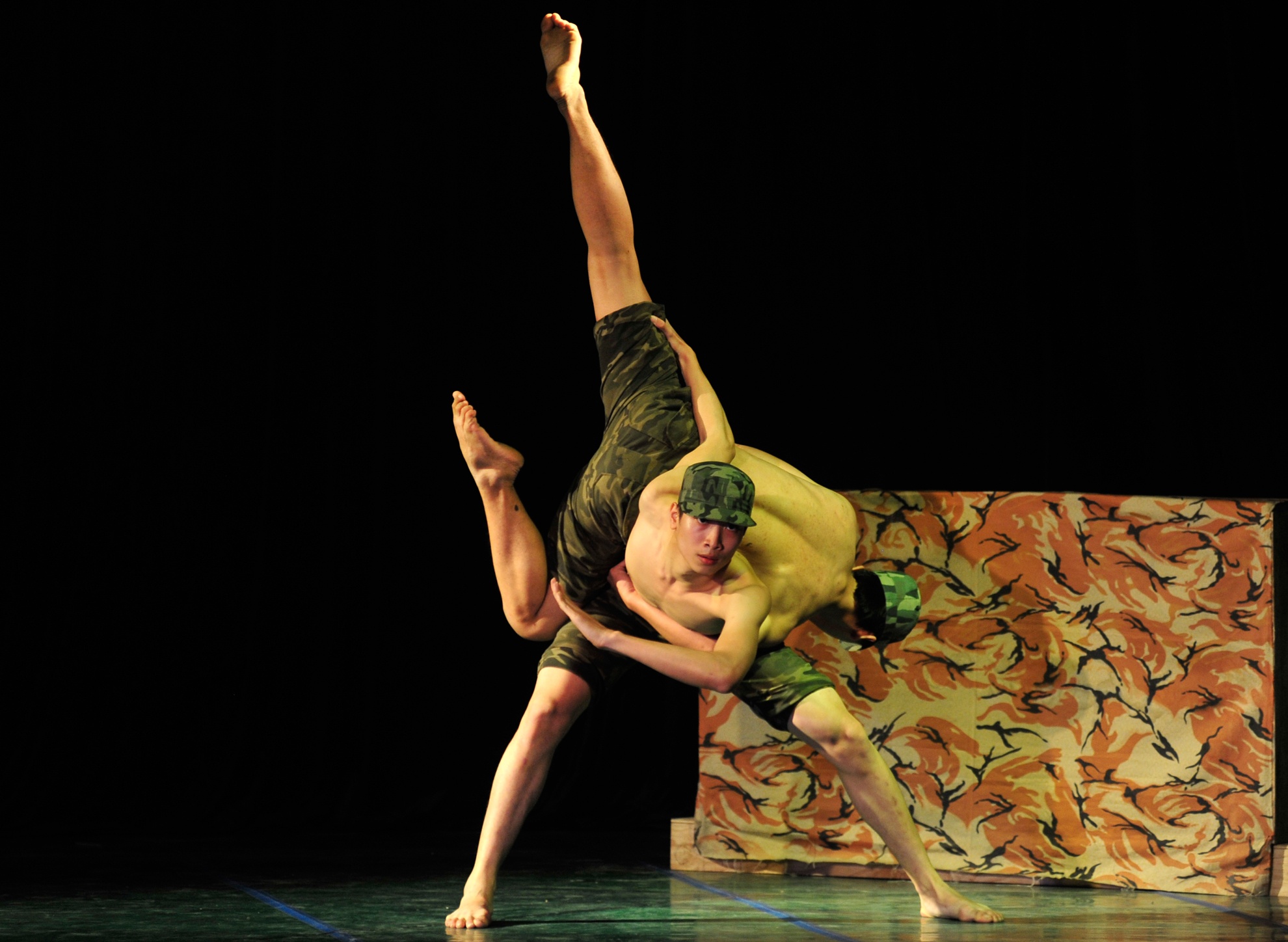 Nam, nu sinh truong mua khoe tai nang hinh anh