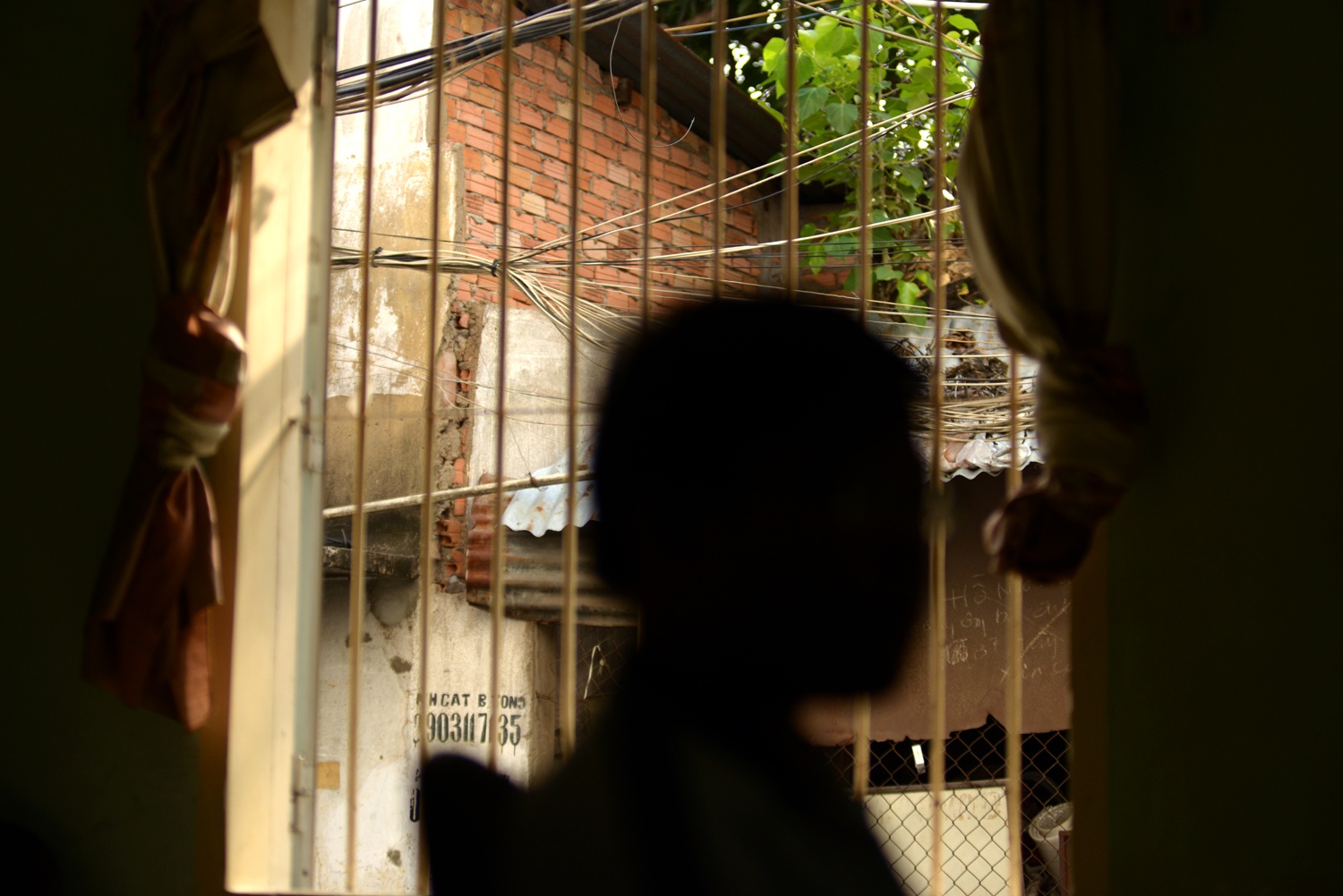 Khung cửa sổ duy nhất trong ngôi nhà là nơi lấy ánh sáng và khí trời cho ngôi nhà chật chội.