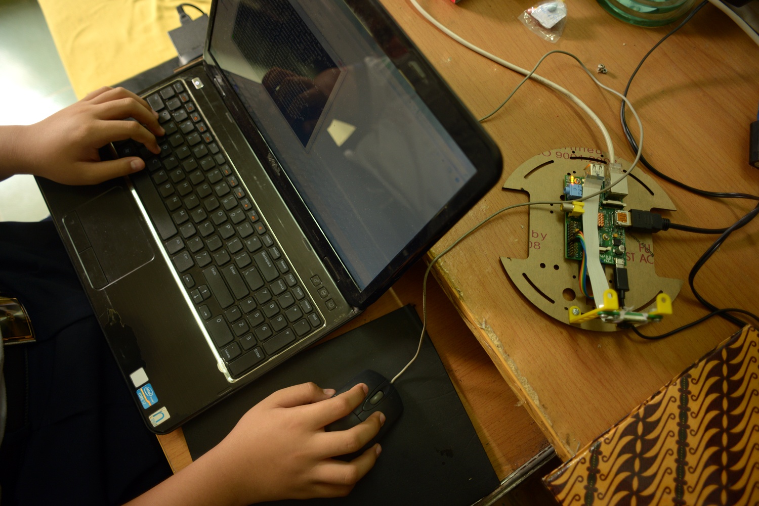 Hảo đang mày mò thử nghiệm một rô bốt mới.