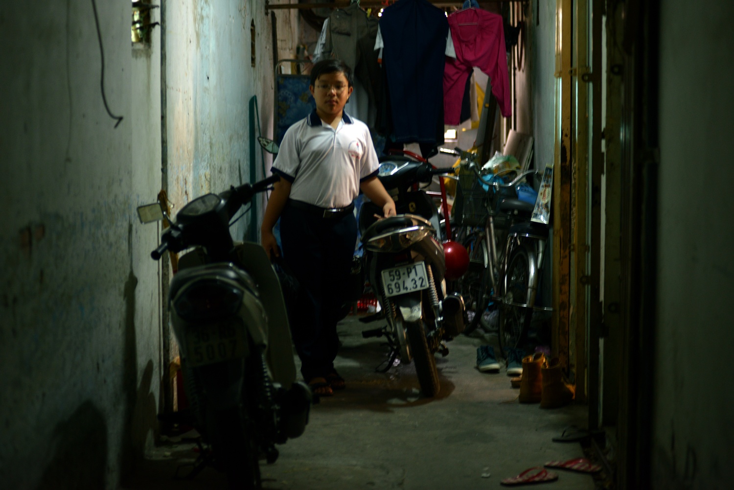 Hàng xóm ai cũng yêu quý cậu bé nghèo học giỏi, lễ phép.